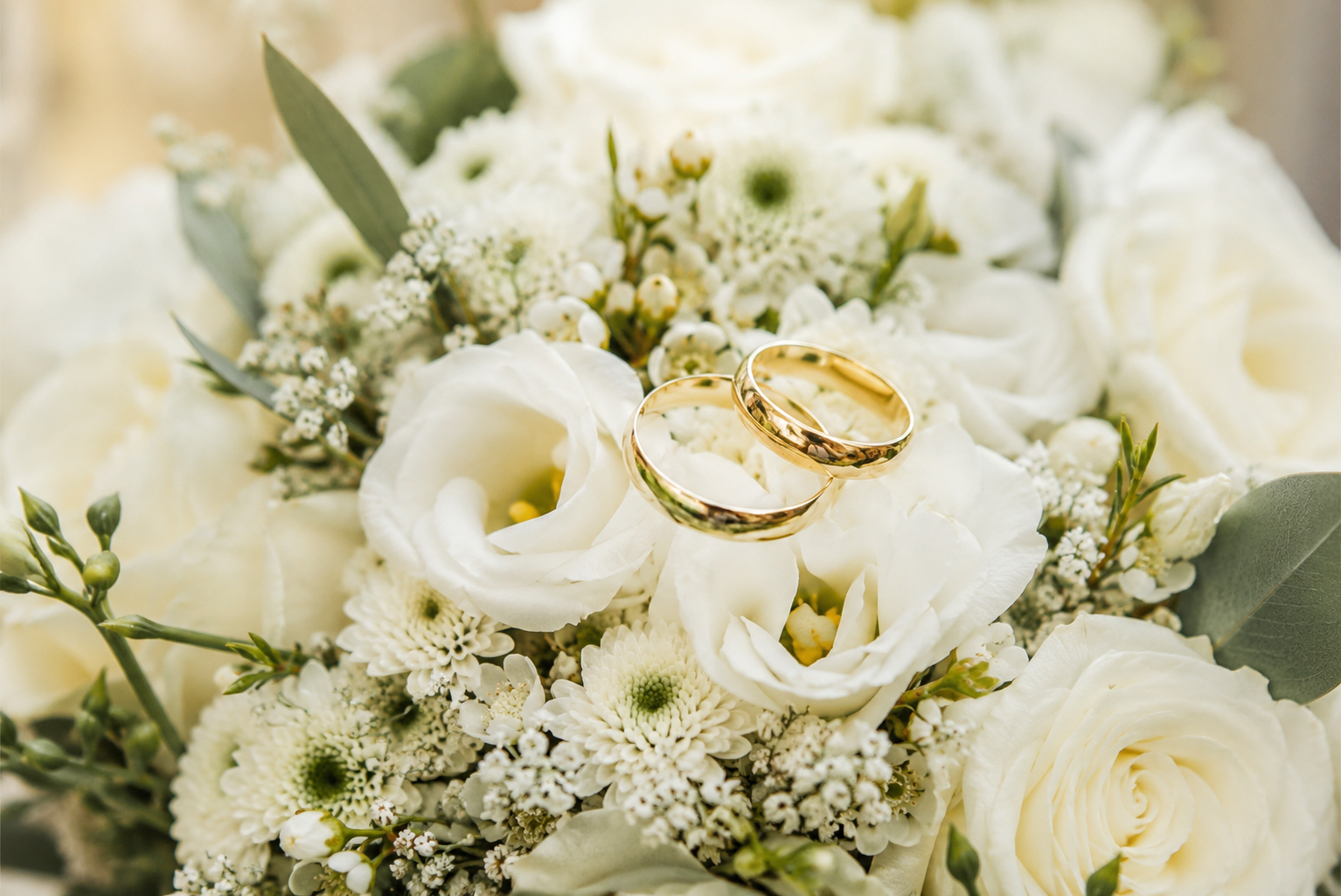 Perfekte Hochzeit in Giebelstadt – elegant gedeckte Hochzeitstafel mit weißen Stuhlhussen und goldenen Akzenten
